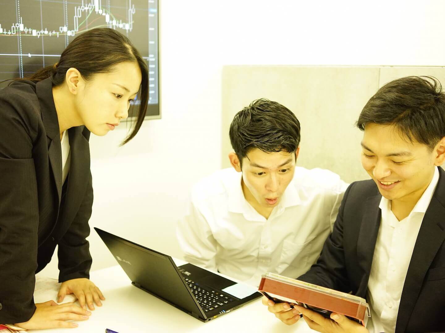 株式会社クラウドファンディングの【実力次第で高収入】出社は週一水曜日+リモートワークで株式研究の画像2